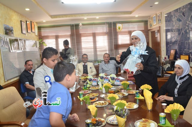  فيديو: الرئيس محمود عاصي يُكرم الطلاب المتميزون ادم وعبد الكريم  هؤلاء الطلاب زمزم الخير علينا  وخالد ابوجابر  ابو ممدوح صاحب القلب الكبير ..